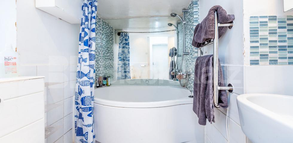 Spacious studio minutes to Camden Tube & Regents Park Arlington Road, Camden